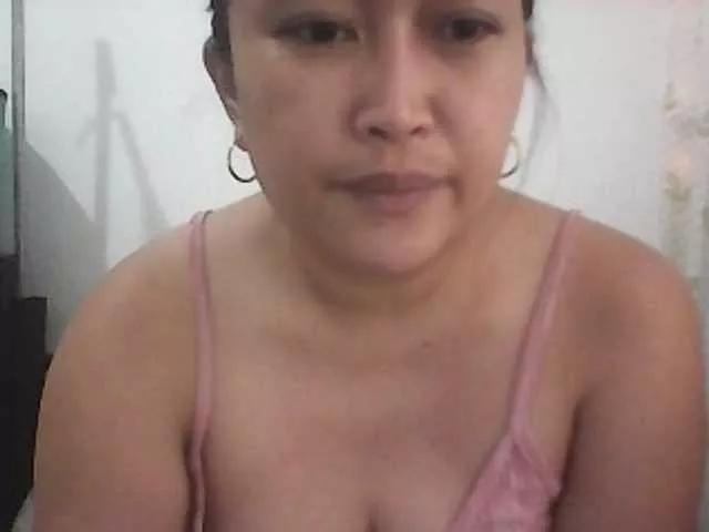 Kissmebabe143 on BongaCams 