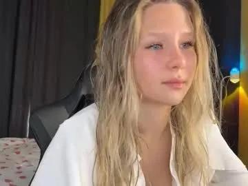 ameliia_castro — GOAL: open mouth wide [31 tokens remaining] hey! lets fun #blonde #bigass #teen #bigboobs #daddy