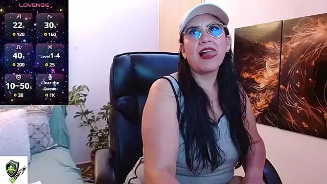 amalia_brunette on StripChat 