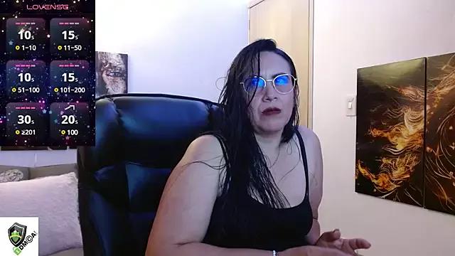 amalia_brunette on StripChat 