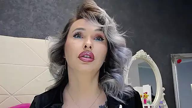 IssaSmith on StripChat 