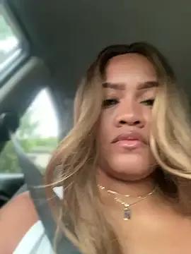 riri_brunnete on StripChat 