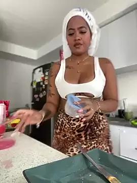 riri_brunnete on StripChat 